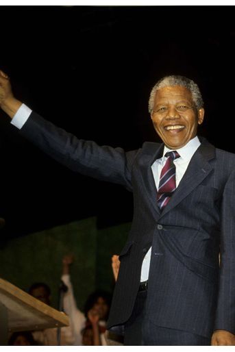 Nelson Mandela a été recueilli par le chef de la tribu Thembu en Afrique du Sud à l&#039;âge de 9 ans, son père biologique ayant succombé à la tuberculose. 