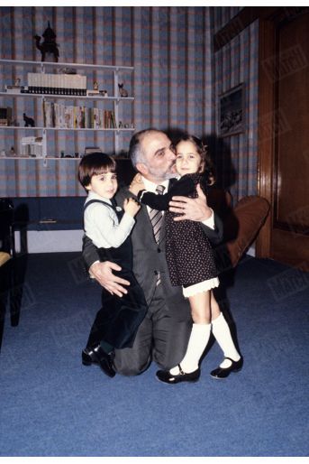 En novembre 1979, le roi Hussein pose avec ses enfants, le prince Ali et la princesse Haya, qu’il a eus avec Alia Baha ad-Din Toukan, morte deux ans plus tôt dans un crash d’hélicoptère.