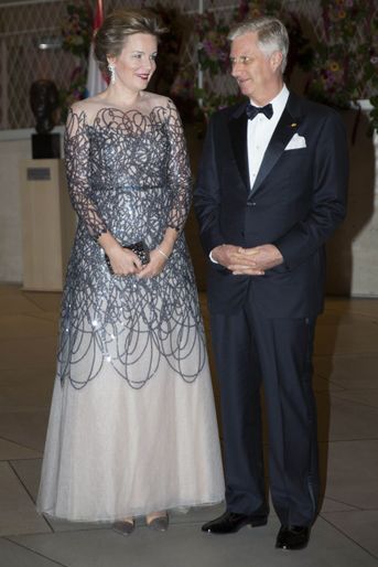 La reine Mathilde de Belgique dans une robe Natan, le 16 octobre 2019 à Luxembourg