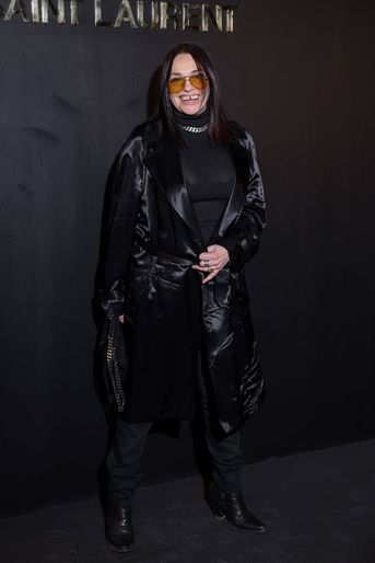 Béatrice Dalle au défilé Saint Laurent à Paris le 1er mars 2022