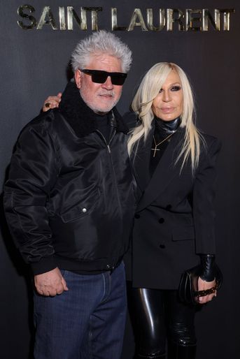 Pedro Almodovar et Donatella Versace au défilé Saint Laurent à Paris le 1er mars 2022