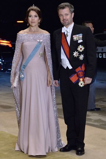 La princesse Mary de Danemark dans une robe Birgit Hallstein et une cape Jesper Hovring, à Tokyo le 22 octobre 2019