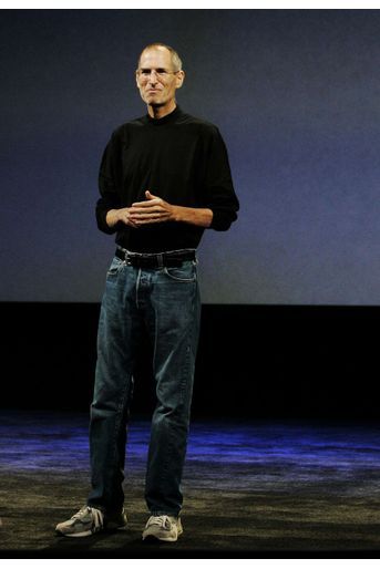 Steve Jobs a été adopté par adopté par Paul et Clara Jobs après que ses grands-parents maternels biologiques se soient opposés à l'union de sa mère biologique avec un étudiant syrien en sciences politiques, son père biologique. 