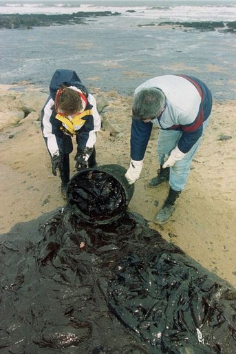 La marée noire provoquée par le naufrage du pétrolier Erika, en décembre 1999. 