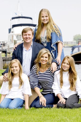 La reine Maxima des Pays-Bas avec le roi Willem-Alexander et leurs filles à Warmond, le 7 juillet 2017