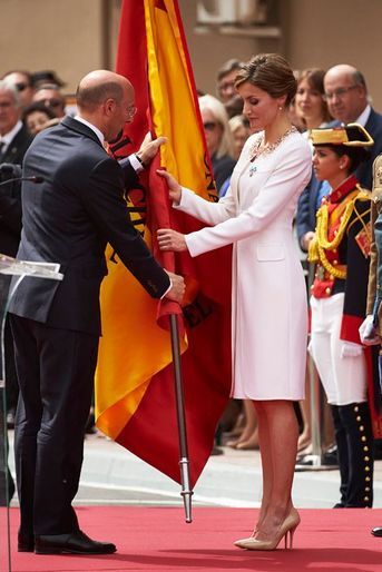 La reine Letizia d&#039;Espagne en blanc révolutionne la cérémonie de remise de drapeau, le 13 mai 2015
