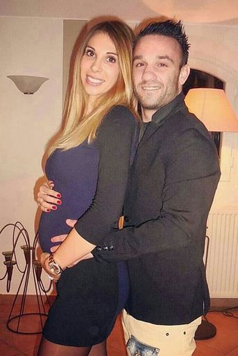 Le footballeur Mathieu Valbuena et sa compagne Fanny Lafon attendent leur premier enfant. Le bébé est prévu pour mars 2016.