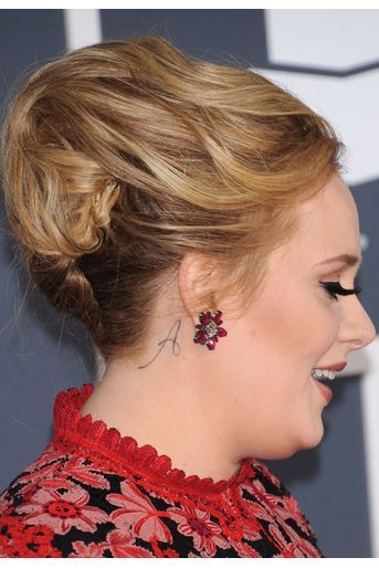 Adele s'est fait tatouer un A calligraphié derrière l'oreille en l'honneur de son fils Angelo (né en 2012).