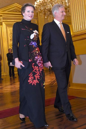 La reine Mathilde, dans une robe Dries Van Noten, et le roi des Belges Philippe à Bruxelles, le 18 décembre 2019