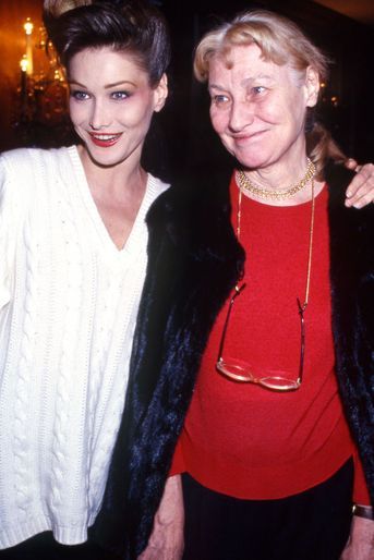 Carla Bruni et sa mère Marisa Borini à Paris, en janvier 1994.