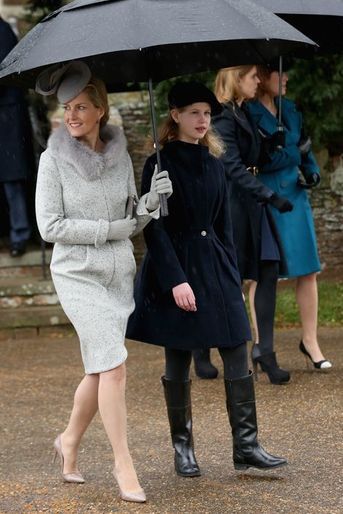 La comtesse Sophie de Wessex avec sa fille Louise et les princesses Beatrice et Eugenie d'York à Sandringham, le 25 décembre 2015