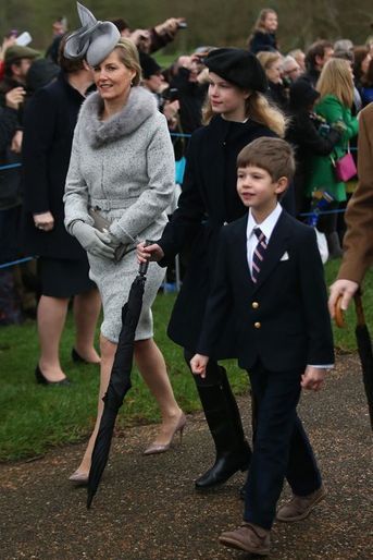 La comtesse Sophie de Wessex avec ses enfants Louise et James à Sandringham, le 25 décembre 2015