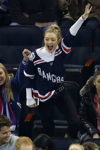 Gigi Hadid supporte les Rangers au Madison Square Garden