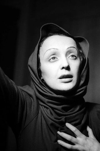 1940 : Edith Piaf joue dans la pièce «Le Bel Indifferent» aux  Bouffes Parisiennes, au côté de Jean Cocteau. 