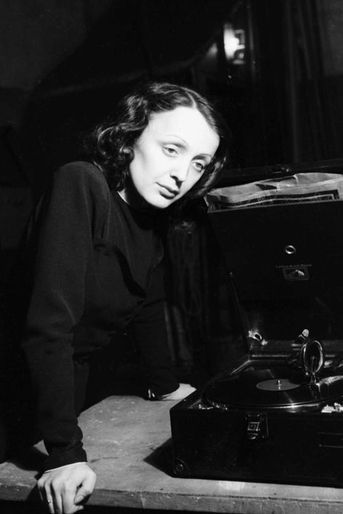 1940 : Edith Piaf joue dans la pièce «Le Bel Indifferent» aux  Bouffes Parisiennes, au côté de Jean Cocteau