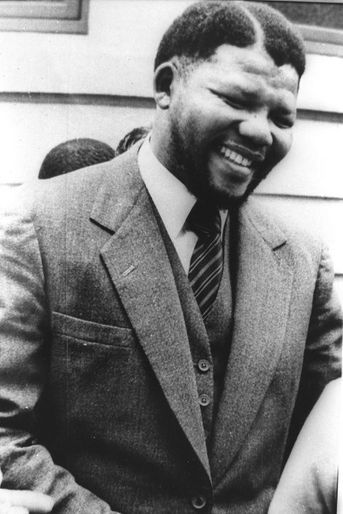Nelson Mandela s&#039;est éteint ce jeudi, à l&#039;âge de 95 ans. Son destin est lié à jamais à celui de l&#039;Afrique du Sud. Retour en images sur une vie exceptionnelle.Condamné en 1963 à la prison à perpétuité lors des procès de Rivonia, il passera 27 ans en prison avant de pouvoir sortir.