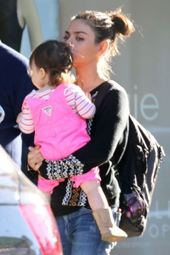 Mila Kunis et sa fille Wyatt à Los Angeles le 12 décembre 2015