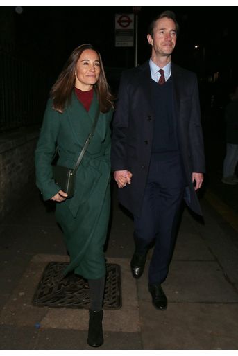  Pippa Middleton et James Matthews arrivent à St Luke&#039;s Church à Londres pour assister à un concert de Noël organisé par The Henry van Straubenzee Memorial Fund le 4 décembre 2019. 