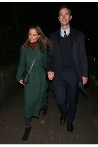  Pippa Middleton et James Matthews arrivent à St Luke's Church à Londres pour assister à un concert de Noël organisé par The Henry van Straubenzee Memorial Fund le 4 décembre 2019. 