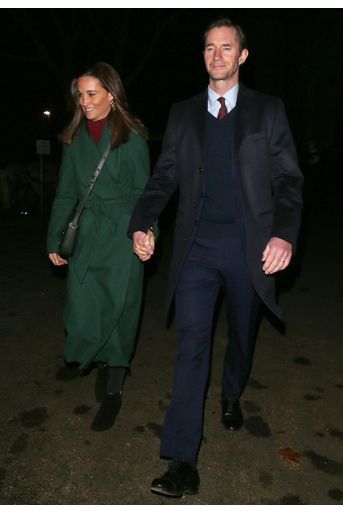  Pippa Middleton et James Matthews arrivent à St Luke's Church à Londres pour assister à un concert de Noël organisé par The Henry van Straubenzee Memorial Fund le 4 décembre 2019. 