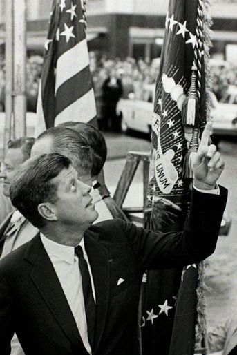 JFK indique aux journalistes qu&#039;il attend sa femme Jackie pour prendre l&#039;avion pour Dallas. 