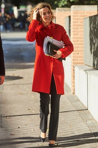Ce mercredi 9 décembre, la reine Letizia d’Espagne est apparue lumineuse et souriante dans les rues de Madrid. L’épouse du roi Felipe VI se rendait à une réunion de la Fédération espagnole des maladies rares (FEDER)<br />
.Chaque dimanche, le Royal Blog de Paris Match vous propose de voir ou revoir les plus belles photographies de la semaine royale.