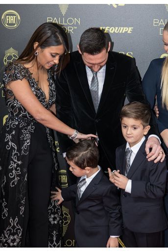Lionel Messi avec sa femme Antonella Roccuzzo et leurs fils Thiago et Mateo à la cérémonie du Ballon d&#039;Or 2019 à Paris le 2 décembre 2019