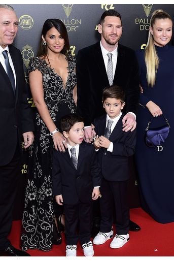 Lionel Messi avec sa femme Antonella Roccuzzo et leurs fils Thiago et Mateo à la cérémonie du Ballon d&#039;Or 2019 à Paris le 2 décembre 2019