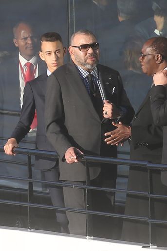 Le prince Moulay El Hassan et le roi Mohammed VI du Maroc à Paris, le 12 décembre 2017