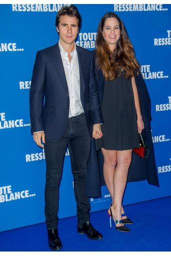 Anouchka Delon enceinte et son compagnon Julien Dereims lors de l'avant-première du film "Toute ressemblance..." au cinéma UGC Ciné Cité Les Halles à Paris, le lundi 25 novembre 2019. 