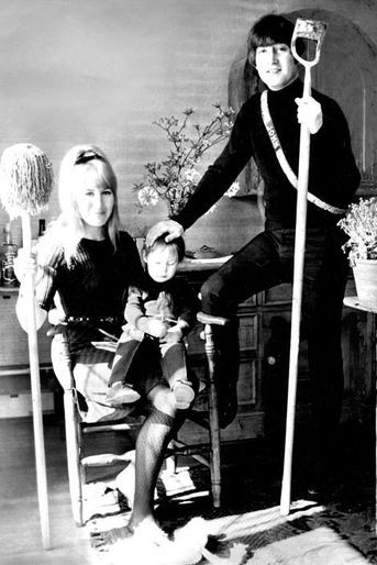 Cynthia, John Lennon et leur fils Julian en 1968