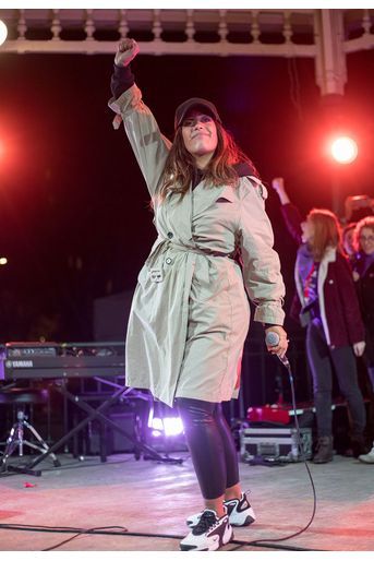 Amel Bent lors du concert terminant la marche contre les violences sexistes et sexuelles organisée par le collectif NousToutes à Paris le 23 Novembre 2019.