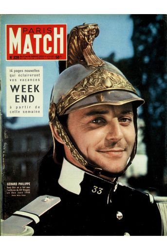 Gérard Philipe portant l&#039;uniforme du 33ème Dragons, son costume pour le film de René Clair &quot;Les Grandes manœuvres&quot;, en couverture de Paris Match n°328, daté du 9 juillet 1955.