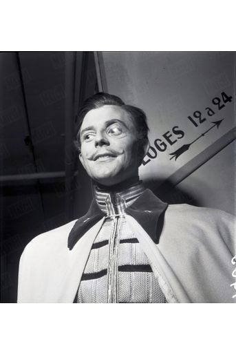 Gérard Philipe sur le tournage du film "La Ronde" de Max Ophuls, en janvier 1950.