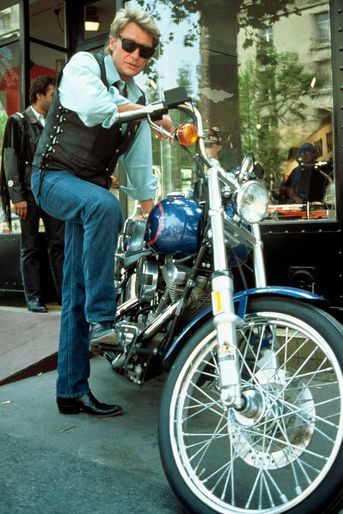  Johnny Hallyday achète une moto Harley Davidson pour son fils David, le 19 mai 1989.