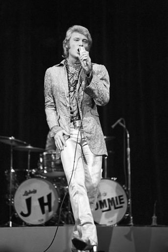 Johnny Hallyday lors d&#039;un gala au Théâtre Chaillot à Paris, le 15 décembre 1967.