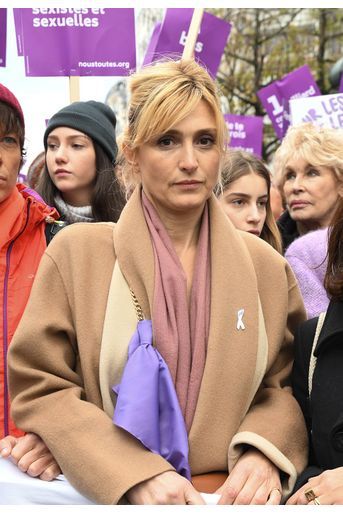 Julie Gayet lors de la marche contre les violences sexistes et sexuelles organisée par le collectif NousToutes à Paris le 23 Novembre 2019.