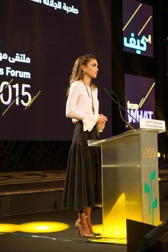 La reine Rania de Jordanie à la Mer Morte, le 6 décembre 2015