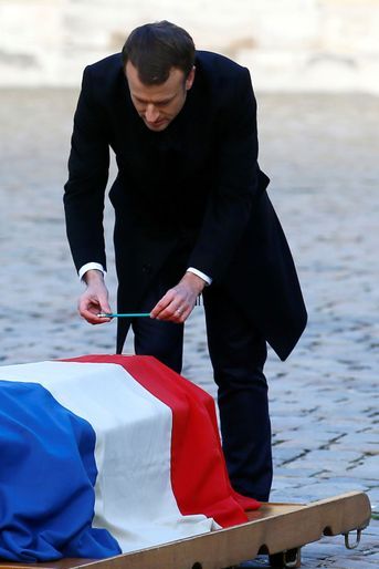 Emmanuel Macron dépose sur le cercueil de Jean d&#039;Ormesson, ceint du drapeau tricolore, un crayon à papier.