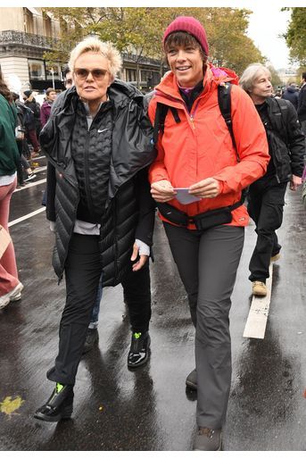 Muriel Robin et sa femme Anne Le Nen lors de la marche contre les violences sexistes et sexuelles organisée par le collectif NousToutes à Paris le 23 Novembre 2019.