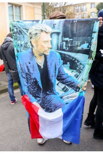 Les fans devant le domicile de Johnny Hallyday à Marnes-la-Coquette, mercredi 6 décembre