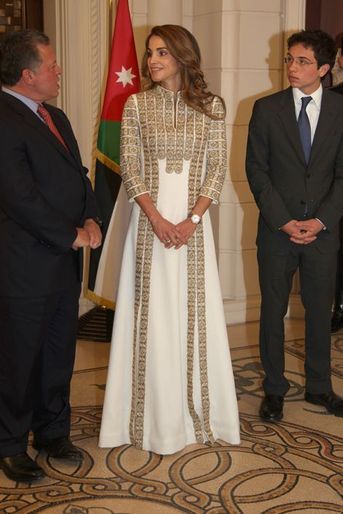 La reine Rania de Jordanie avec le roi Abdallah II et leur fils aîné le prince Hussein, le 25 mai 2012