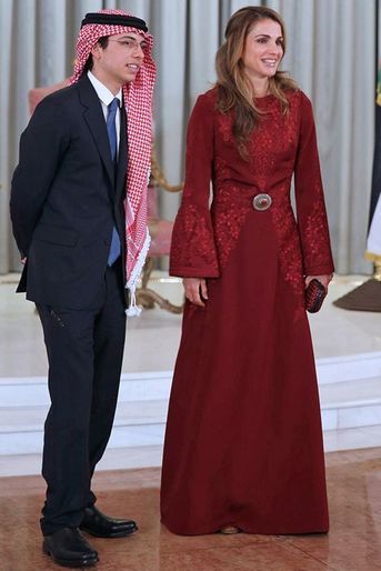 La reine Rania de Jordanie avec son fils aîné le prince Hussein, le 25 mai 2013