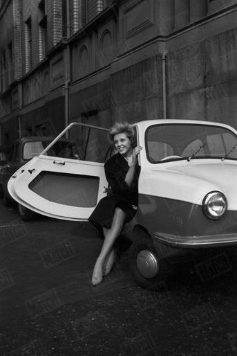 Corine Rottschäfer, Miss Monde 1959, et son gros lot : une petite voiture...