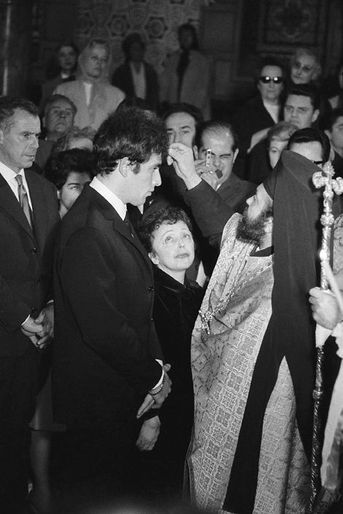 Il est le dernier homme de sa vie, et le dernier chanteur dont elle lancera la carrière. Edith Piaf rencontre Théophanis Lamboukas au beau milieu de l&#039;été 1962 à Saint-Germain-des-Prés. Elle le baptise instantanément Sarapo. &quot;Je t&#039;aime&quot;, en grec. Ils se marient le 9 octobre 1962 à la mairie du seizième arrondissement de Paris, puis à l&#039;église orthodoxe grecque. Trois mois plus tard, ils chantent ensemble &quot;A quoi ça sert l&#039;amour ?&quot; sur la scène de Bobino. Théo se consacrera corps et âme à sa femme jusqu&#039;à sa disparition l&#039;année suivante.