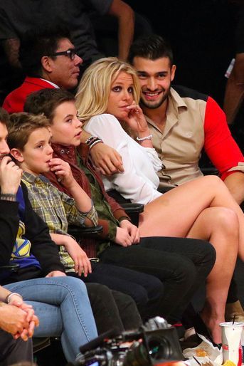 Britney Spears avec son compagnon Sam Asghari et ses deux enfants Sean et Jayden au Staples Center, Los Angeles
