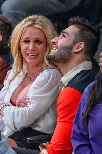 Britney Spears avec son compagnon Sam Asghari au Staples Center, Los Angeles
