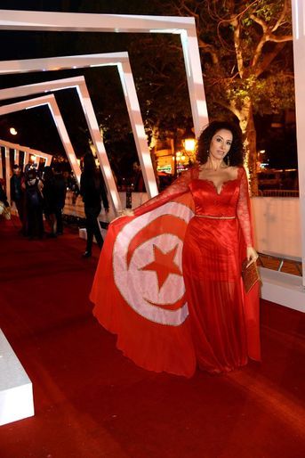 L’actrice tunisienne Chekra Rammeh drapée dans les couleurs de la Tunisie, qui joue aussi dans « les frontières du ciel ».