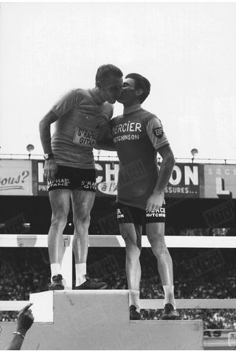 « Ils se sont embrassés deux fois. Poulidor s&#039;est trompé d&#039;emplacement puis il est revenu à sa place sur le podium, à la droite du vainqueur. » - Paris Match n°798, 25 juillet 1964