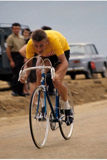 « Mais derrière Poulidor, Anquetil – en position d'oeuf rappelant celle des skieurs – surgit comme une fantastique mécanique. A 7 km de l'arrivée, il n'avait que 3" d'avance. Au pont de Sèvres, il en a 10. A l'arrivée, il en aura 21, ce qui, avec son capital de 14" d'avance au départ de l'étape et les bonifications, lui permettra d'emporter son 5° tour de France, exploit unique dans l'histoire du cyclisme. » - Paris Match n°798, 25 juillet 1964